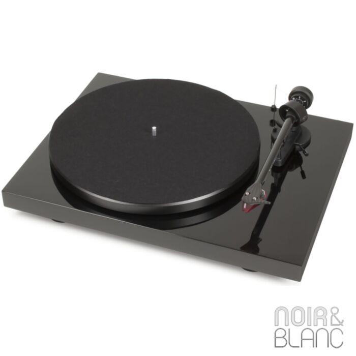 Pro-Ject Debut Carbon (DC) + Ortofon 2M Red main product photo