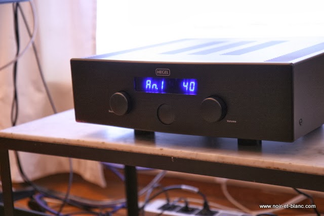 Hegel H300 chez Noir et Blanc Hifi